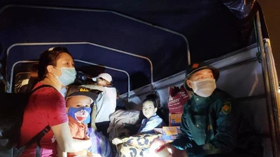 Đà Nẵng: Trắng đêm dầm mưa đưa dân đi sơ tán để tránh bão