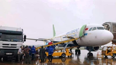Dùng máy bay chuyển gấp hàng cứu trợ đến Quảng Bình