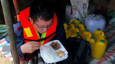 Bánh chưng, cơm nghĩa tình giữa nước lũ Quảng Bình