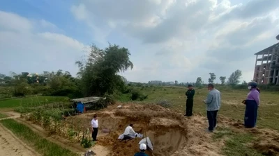 Cuốc đất trồng rau, hoảng hốt phát hiện bộ xương người 