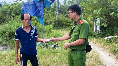 Người đầu tiên trong 'gia đình rất khác' ở Đà Nẵng có CCCD