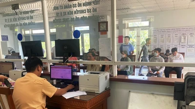 Cả buổi chỉ bấm được 1 biển số trong ngày đầu đăng ký xe định danh