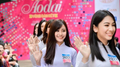 Nữ sinh khoe khéo nét duyên trong tà áo dài