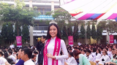 Trao 1.136 bộ vải áo dài Một tỏa sáng, ngàn niềm vui