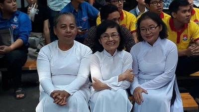 Dựng chợ Bến Thành bằng sách kỷ niệm xuân Mậu Thân