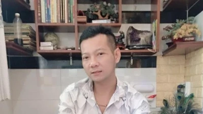 Một chủ đại lý vé số hỗ trợ người bán vé số dạo