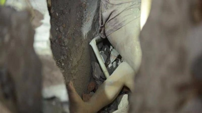 Cha mẹ ôm con hứng cả căn nhà sập 