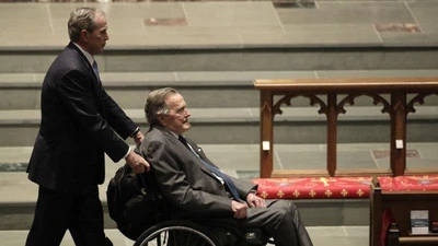 Cựu Tổng thống Bush 'cha' nhập viện sau tang lễ của vợ