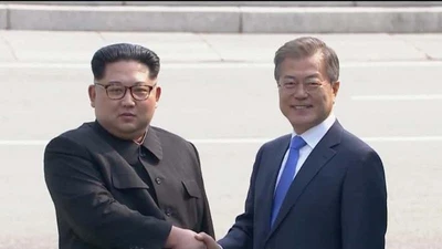 Hai ông Moon, Kim bắt tay tại ranh giới liên Triều