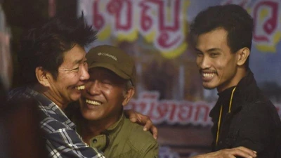 Nụ cười đã nở trên gương mặt cha mẹ đội bóng nhí Thái Lan