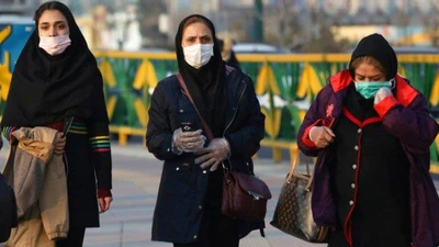 Người đi đường ở Tehran (Iran) trong mùa dịch COVID-19. Ảnh: AP