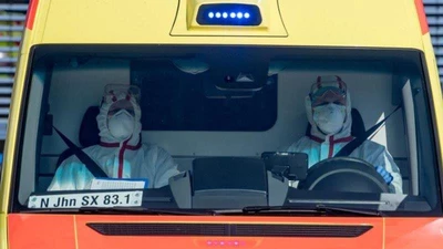 Xe cấp cứu chở bệnh nhân COVID-19 đến bệnh viện ở Leipzig (Đức) ngày 25-3. Ảnh: REUTERS