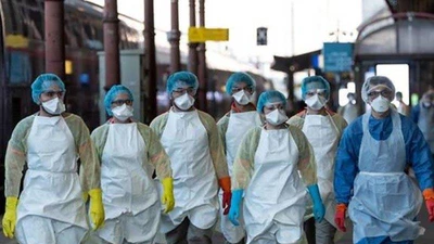 Nhân viên y tế tại khu vực một bệnh viện dã chiến được trưng dụng lại từ một tàu lửa cao tốc ở nhà ga TP Strasbourg (Pháp) ngày 3-4. Ảnh: REUTERS