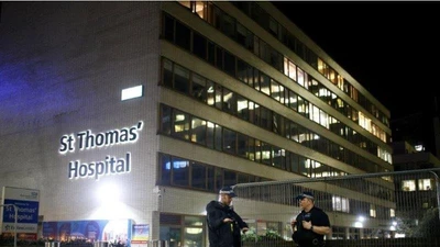 Bệnh viện St Thomas ở London (Anh) nơi Thủ tướng Boris Johnson đang điều trị COVID-19, tối 6-4. Ảnh: REUTERS