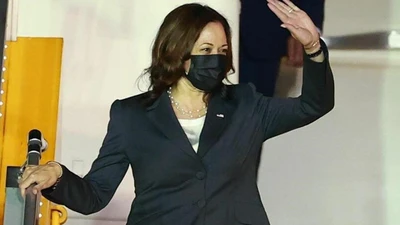 Phó Tổng thống Mỹ Kamala Harris đến Hà Nội tối 24-8. Ảnh: TTXVN