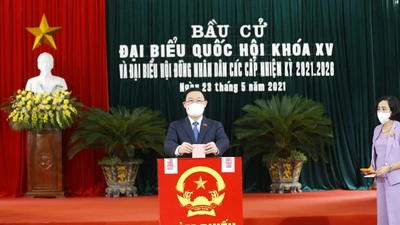 Chủ tịch Quốc hội Vương Đình Huệ bỏ phiếu bầu cử tại Hải Phòng