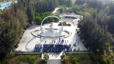 Dâng hương tưởng niệm các chiến sĩ Gạc Ma vào chiều 13-3