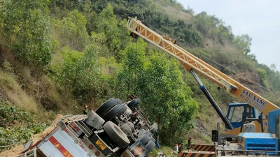 Xe tải chở dưa lật vào vách núi, 4 người chết, 5 người bị thương