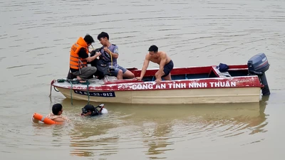 1 phụ nữ chèo thuyền ra giữa dòng rồi nhảy xuống sông Dinh