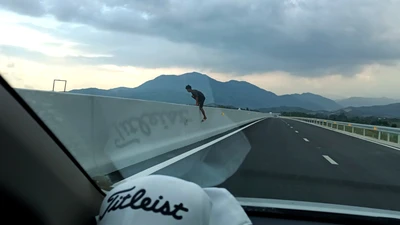 Xe máy vô tư chạy trên cao tốc Nha Trang – Cam Lâm