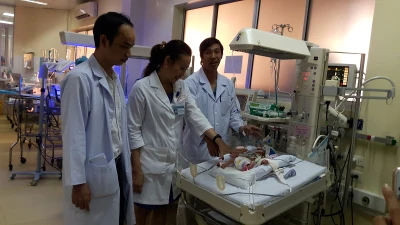 Ca mổ tim kỳ diệu cho em bé chỉ nặng 900 g