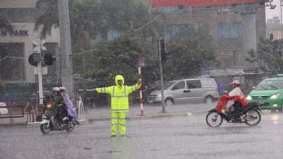 Mưa làm nhiều tuyến đường Hà Nội biến thành sông
