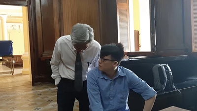 Nhân viên an ninh hàng không dỏm giăng bẫy lừa