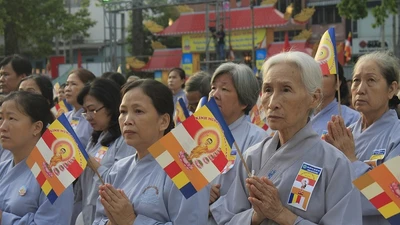 Hàng ngàn người mừng lễ Phật đản tại Việt Nam Quốc Tự