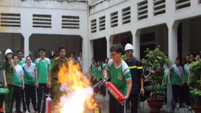 Học sinh lớp 12 bỡ ngỡ ôm bình chữa cháy