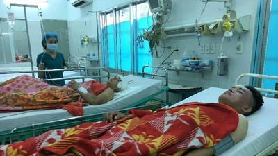 2 'hiệp sĩ' gắng chở nhau đến bệnh viện sau khi bị đâm