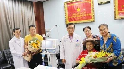 Gia đình nghệ sĩ Lý Hùng tặng BV Chợ Rẫy máy thở 500 triệu 