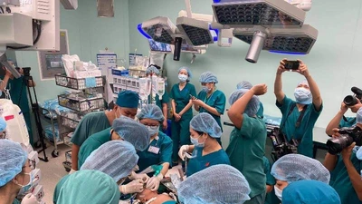 Cận cảnh ca đại phẫu thuật tách cặp Trúc Nhi - Diệu Nhi 