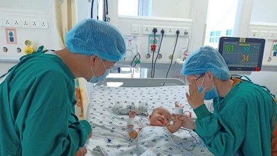 Ngắm nụ cười đáng yêu của Diệu Nhi sau khi cai máy thở