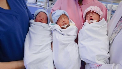 Vỡ òa hành trình tam thai 2 trai 1 gái tự nhiên chào đời