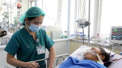 Người đàn ông bị rắn hổ mang chúa cắn còn khá nặng