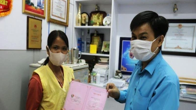 Vợ người bị rắn hổ mang cắn ủng hộ 80 triệu cho bệnh nhân khác