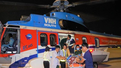 Trực thăng vượt thời tiết xấu đưa bệnh nhân vào đất liền