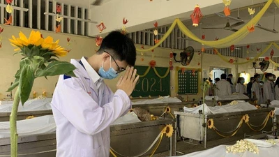 Sinh viên trường y ở TP.HCM tri ân người hiến xác cho khoa học