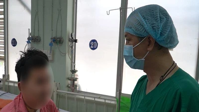 Chàng trai 24 tuổi thoát chết nhờ tung cửa ra ngoài cầu cứu