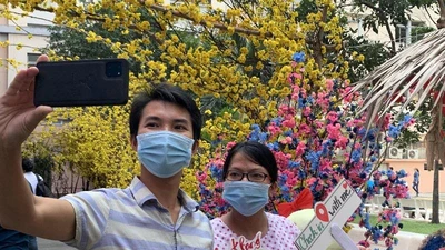 Bà bầu đi dạo, check in đường hoa xuân trong Bệnh viện Từ Dũ 