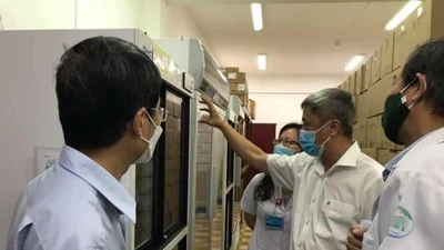 Thứ trưởng Bộ Y tế Nguyễn Trường Sơn kiểm tra công tác chuẩn bị tiêm vaccine COVID-19 diễn ra ngày mai. Ảnh: HL