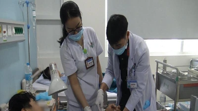 Mổ khẩn cứu hai thanh niên bị đứt gần lìa bàn tay