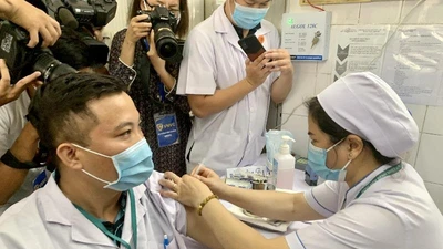 TP.HCM tiếp tục tiêm vaccine COVID-19 cho nhân viên chống dịch