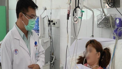 Người phụ nữ bị rắn hổ mang chúa cắn vào lưng nguy kịch