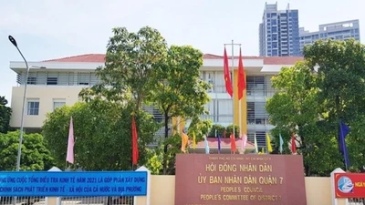 UBND quận 7 tạm dừng hoạt động do có nhân viên nghi mắc COVID-19