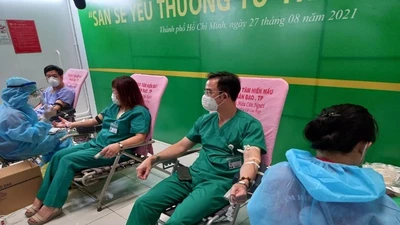 Y, bác sĩ BV Bạch Mai hiến máu cứu bệnh nhân COVID-19 ở TPHCM