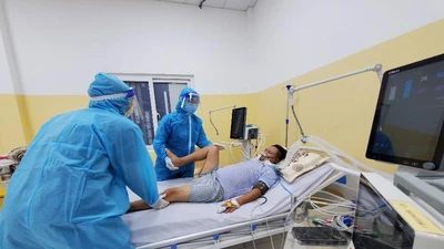 Bệnh nhân COVID-19 được tập phục hồi chức năng ngay khi đang thở máy 