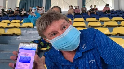 Người nước ngoài, dân lao động phấn khởi đi tiêm vaccine không cần đăng ký trước