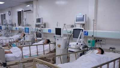 TP.HCM: Thêm nhóm bạn 5 người ngộ độc methanol 