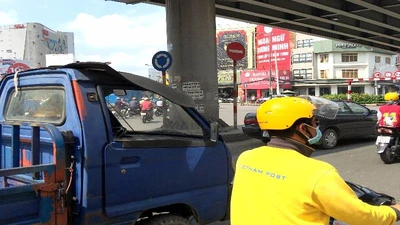 Nắng cháy da, người Sài Gòn bịt kín mặt như... ninja